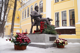 Памятник К.Д. Ушинскому.