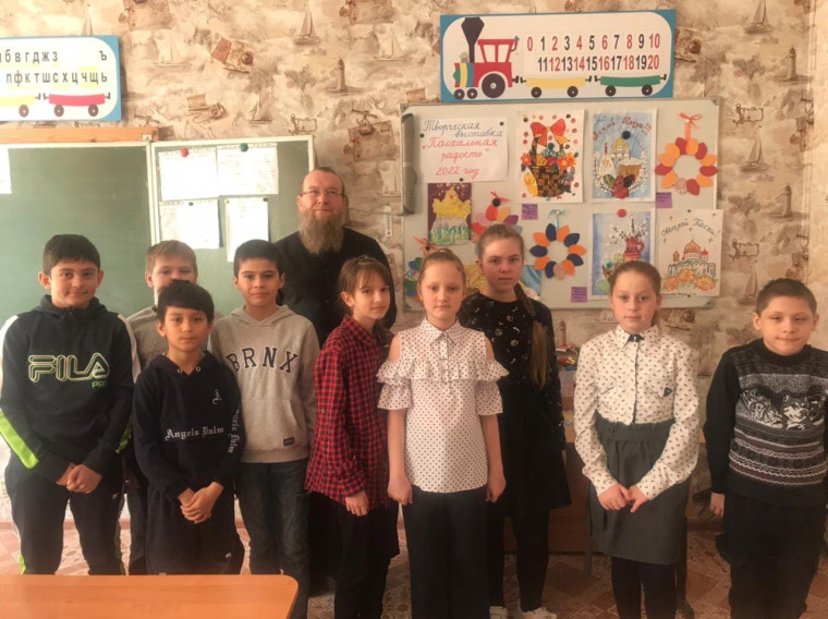Встреча учащихся с настоятелем храма Рождества Пресвятой Богородицы в селе Перемышль отцом Дионисием..